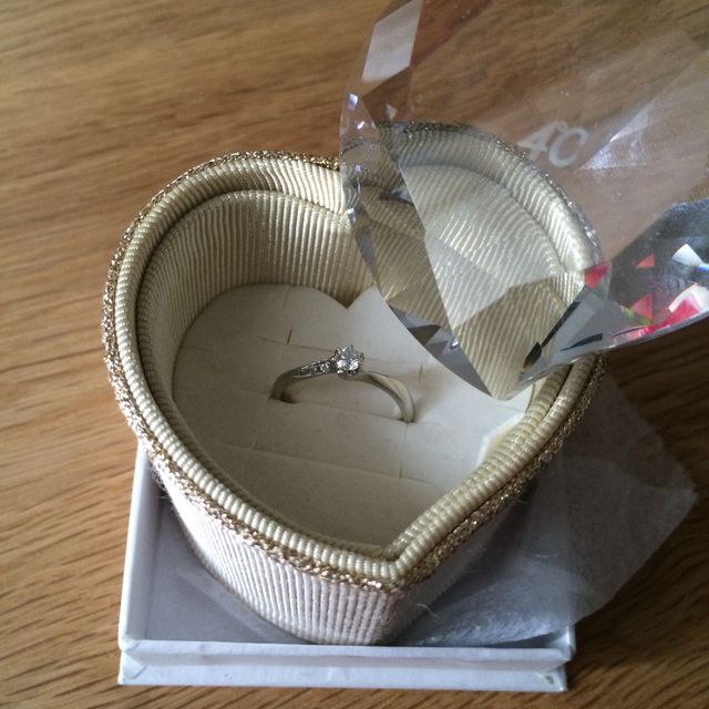 【4℃ BRIDAL(ヨンドシーブライダル)の口コミ】 歳を重ねてからも抵抗なく使えるシンプルなデザインが良いです。
またいず…