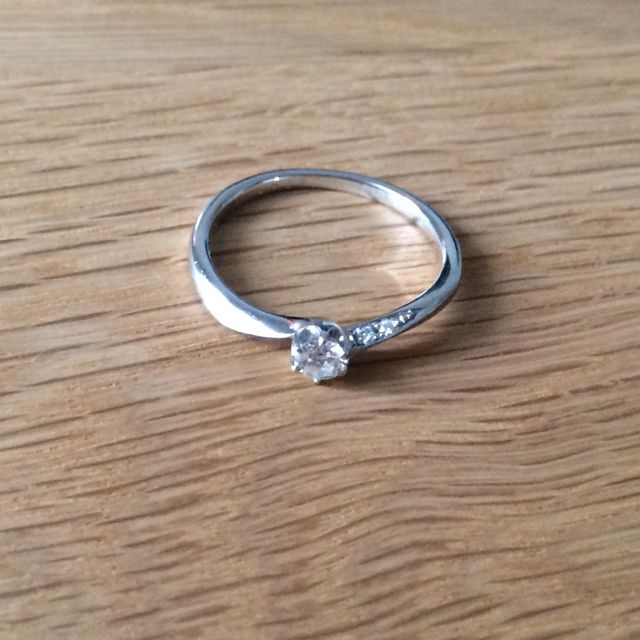 【4℃ BRIDAL(ヨンドシーブライダル)の口コミ】 歳を重ねてからも抵抗なく使えるシンプルなデザインが良いです。
またいず…