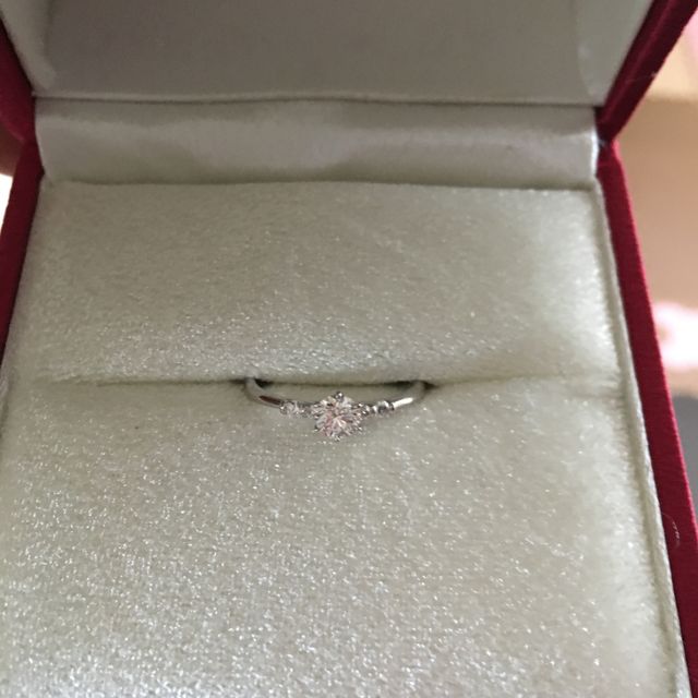 【WEDYの口コミ】 もともと、一粒ダイヤのデザインで探していました。実際店舗で色々なデザ…