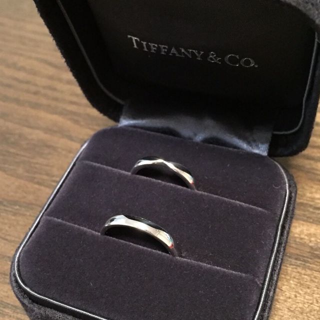 【ティファニー(Tiffany & Co.)の口コミ】 結婚指輪は婚約指輪と同じティファニーと決めていました。デザインは、二…