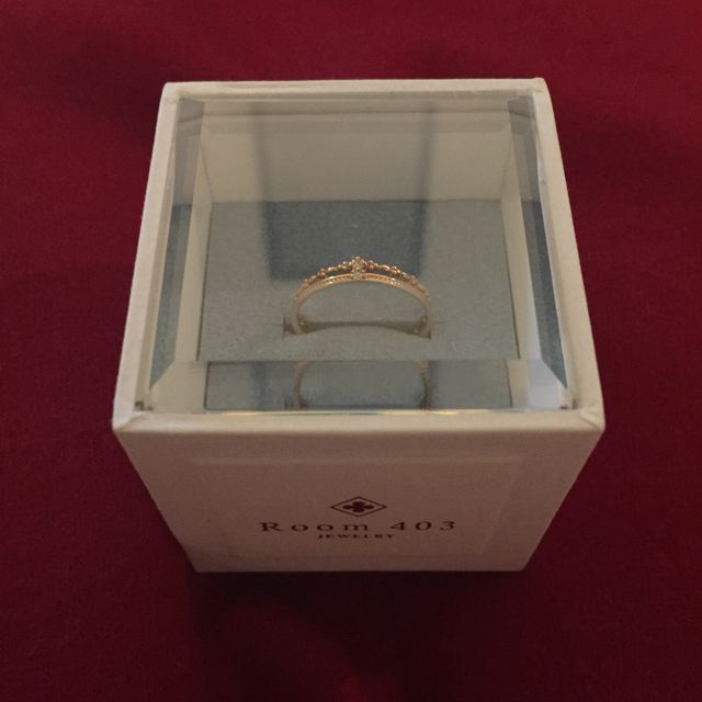 【Room403(ルームヨンマルサン)の口コミ】 3点あります。
まず、ピンクゴールドで肌馴染みがいいこと。
次にダイヤモ…