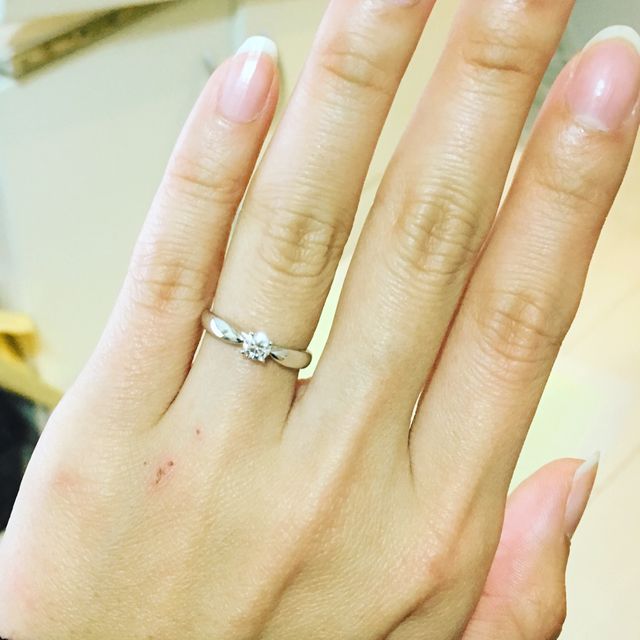 【ティファニー(Tiffany & Co.)の口コミ】 デザイン。繊細に細くなったリングの中央に抱かれるようにセットされたリ…