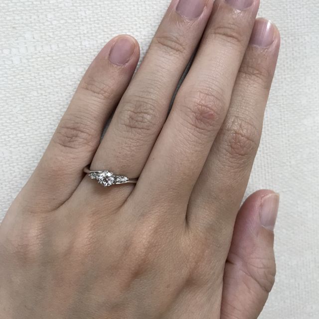 【アンジェリックフォセッテ(Angelique Fossette)の口コミ】 S字で細く、ダイヤモンドが美しく見えるデザインのリングを探していて、試…