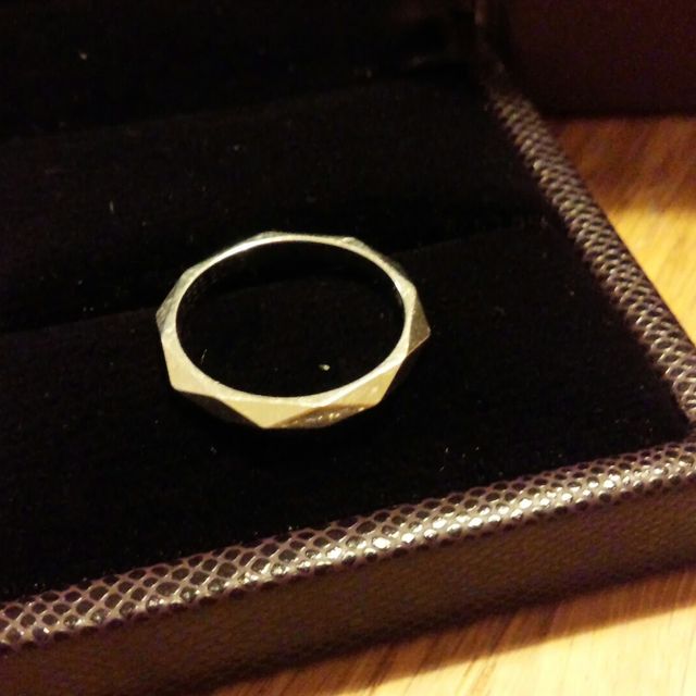 【ブシュロン(BOUCHERON)の口コミ】 ひし形にカットされた面が　かなりキラキラと反射して、まるでダイヤモン…