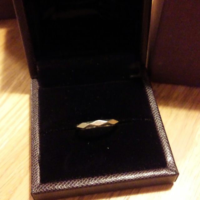 【ブシュロン(BOUCHERON)の口コミ】 ひし形にカットされた面が　かなりキラキラと反射して、まるでダイヤモン…