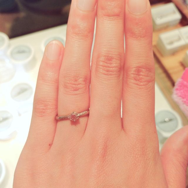 【PORTADA(ポルターダ)の口コミ】 アンティーク調で可愛いイメージのデザインでした。
リングがストレートな…