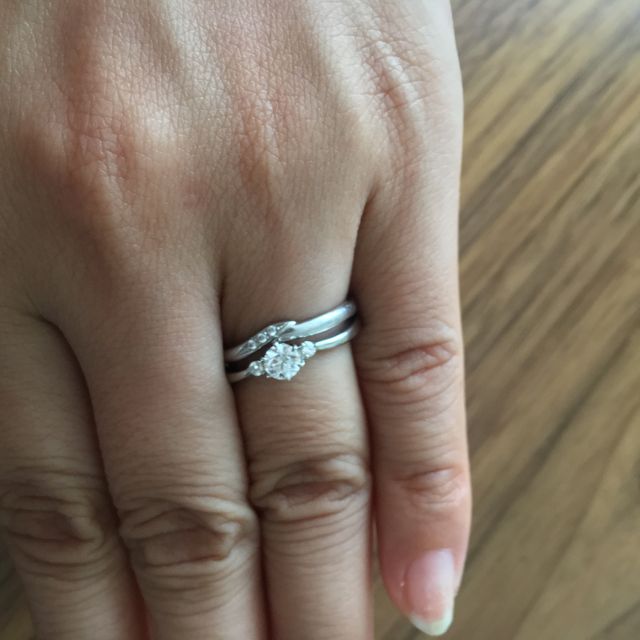 【アイプリモ(I-PRIMO)の口コミ】 婚約指輪と重ねて付けても不自然にならないデザインがいいと思っていたの…