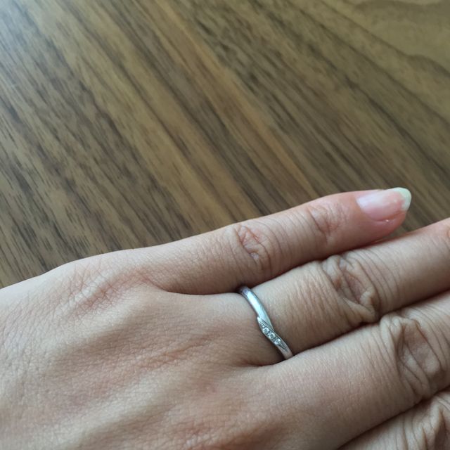 【アイプリモ(I-PRIMO)の口コミ】 婚約指輪と重ねて付けても不自然にならないデザインがいいと思っていたの…