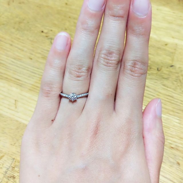 【PORTADA(ポルターダ)の口コミ】 重ね付けをするのが前提で、でも婚約指輪と分かるもの、指が綺麗に見える…