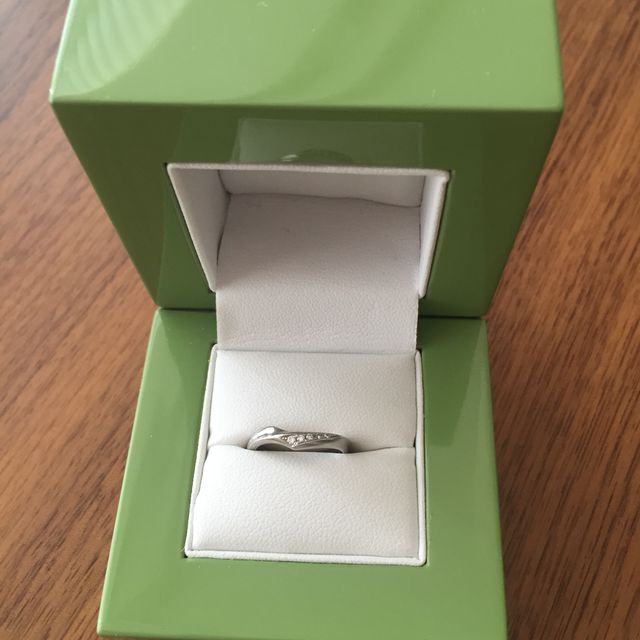 【LAPAGE(ラパージュ)の口コミ】 主人が職業上、シンプルな指輪しか着用できないので、私もプラチナでダイ…