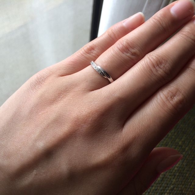 【4℃ BRIDAL(ヨンドシーブライダル)の口コミ】 正面でクロスしているデザインが、シンプルな中にもオリジナル性があって…