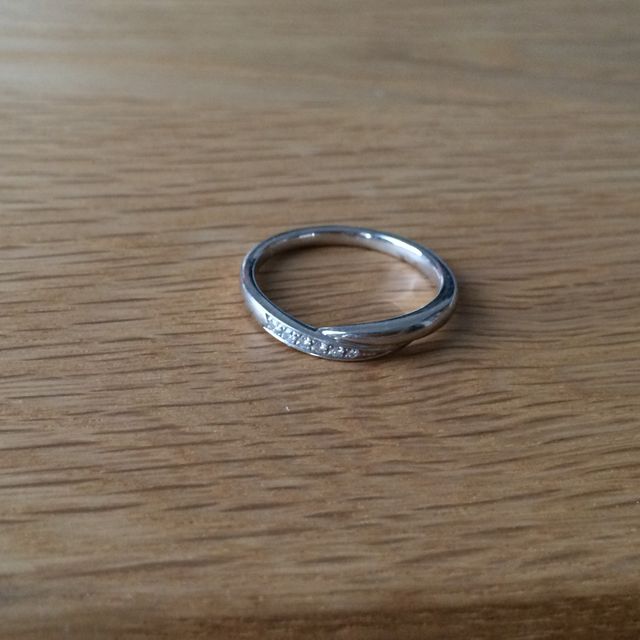 【4℃ BRIDAL(ヨンドシーブライダル)の口コミ】 正面でクロスしているデザインが、シンプルな中にもオリジナル性があって…