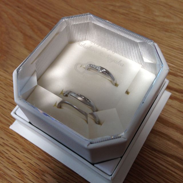 【4℃ BRIDAL(ヨンドシーブライダル)の口コミ】 正面でクロスしているデザインが、シンプルな中にもオリジナル性があって…