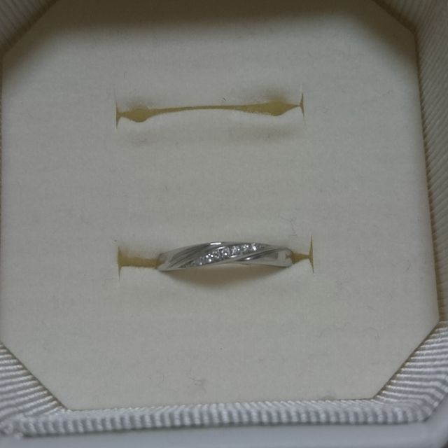 【4℃ BRIDAL(ヨンドシーブライダル)の口コミ】 シンプルで少しダイヤが入っている物がいいなと思い探していました。他に…