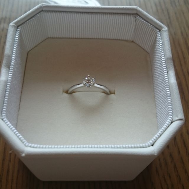 【4℃ BRIDAL(ヨンドシーブライダル)の口コミ】 婚約指輪は主人が選んでくれました。婚約指輪なのでダイヤがついている物…