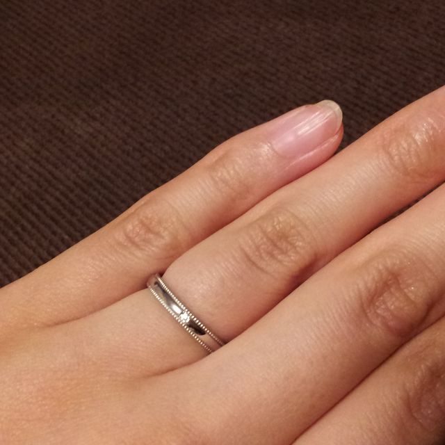 【エクセルコダイヤモンド(EXELCO DIAMOND)の口コミ】 結婚指輪は職場でも着けられるよう、シンプルなものを選びました。
婚約指…