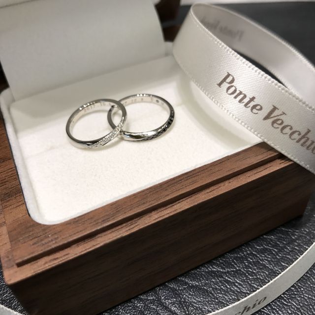 【Ponte Vecchio(ポンテヴェキオ)の口コミ】 正面だけでなく、指輪の側面まで斜めにあしらわれたダイヤが輝かしく、他…
