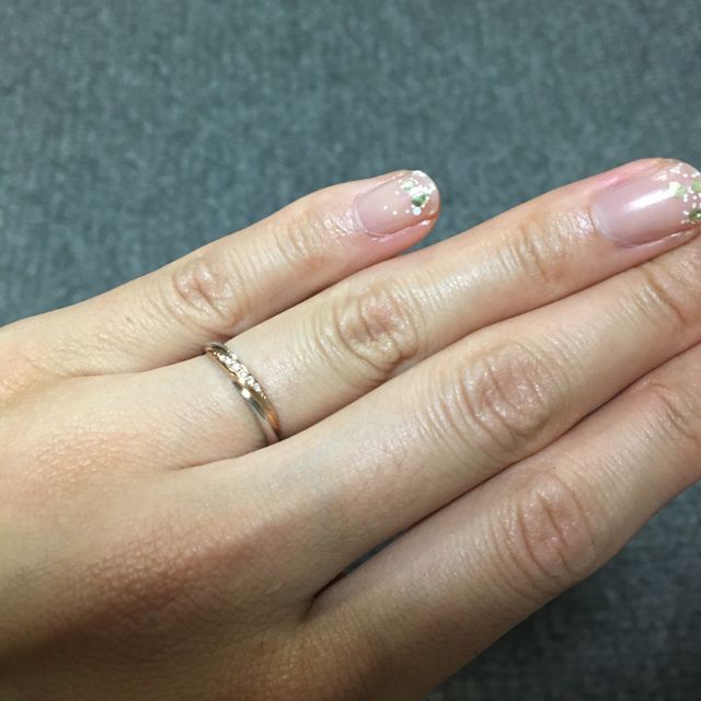 【4℃ BRIDAL(ヨンドシーブライダル)の口コミ】 結婚指輪を選ぶ中でプラチナ、ダイヤが多い中、プラチナ部分にピンクゴー…