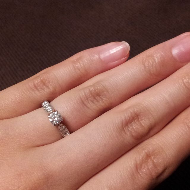 【エクセルコダイヤモンド(EXELCO DIAMOND)の口コミ】 メインの石の両脇のアームが細くなっているため、石が目立って大きく綺麗…