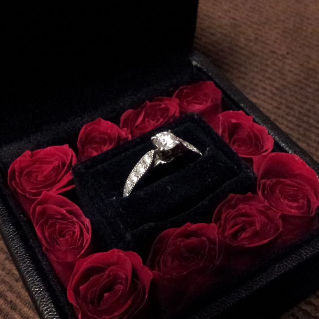 【エクセルコダイヤモンド(EXELCO DIAMOND)の口コミ】 メインの石の両脇のアームが細くなっているため、石が目立って大きく綺麗…