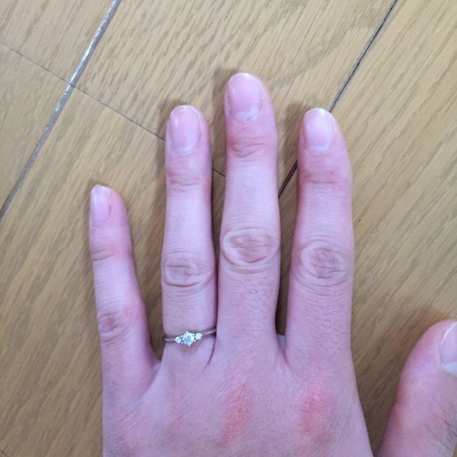 【4℃ BRIDAL(ヨンドシーブライダル)の口コミ】 3点石が留めてあり豪華に見え、とても可愛いです。つやつやしてますし、た…