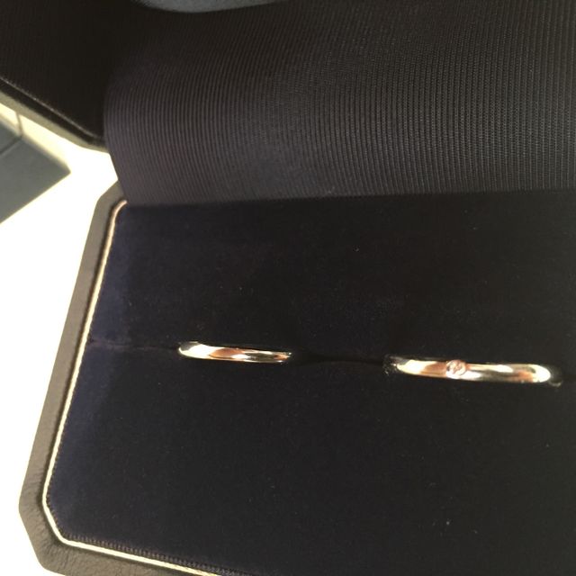 【銀座ダイヤモンドシライシの口コミ】 色々なデザインの指輪をつけて見ましたが、2人の指に一番しっくりきたため…