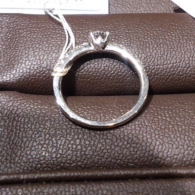 【アイプリモ(I-PRIMO)の口コミ】 アームにもたくさんのダイヤモンドが入っていて、とてもおしゃれです。
リ…