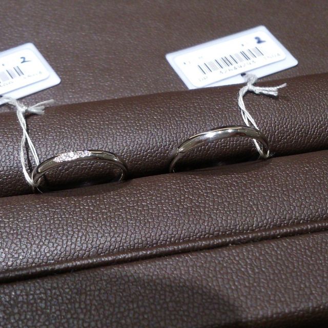 【アイプリモ(I-PRIMO)の口コミ】 シンプルなストレートタイプのリングで、女性用には中央に5石のダイヤモン…