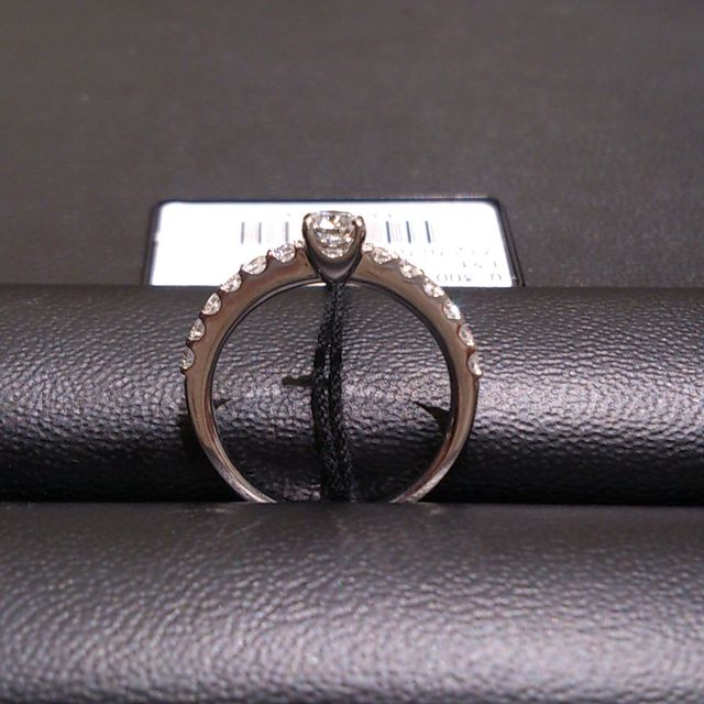 【ラザール ダイヤモンド(LAZARE DIAMOND)の口コミ】 アームにたくさんのダイヤモンドが並んでいて、とても綺麗です。
華やかで…