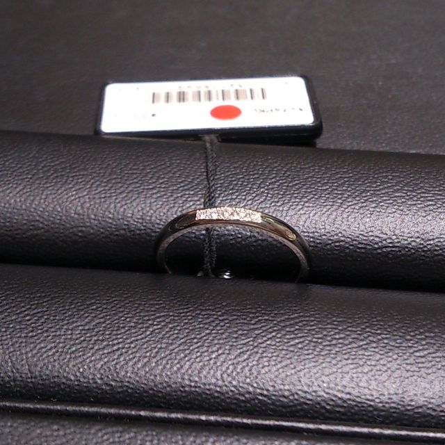 【ラザール ダイヤモンド(LAZARE DIAMOND)の口コミ】 中央に、控えめにダイヤモンドが入っていて、上品です。
ストレートでダイ…