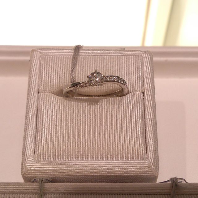 【festaria bijou SOPHIA(フェスタリア ビジュソフィア)の口コミ】 中央のダイヤのカットとてもきれいです。
アームがウェーブしていて、沿う…