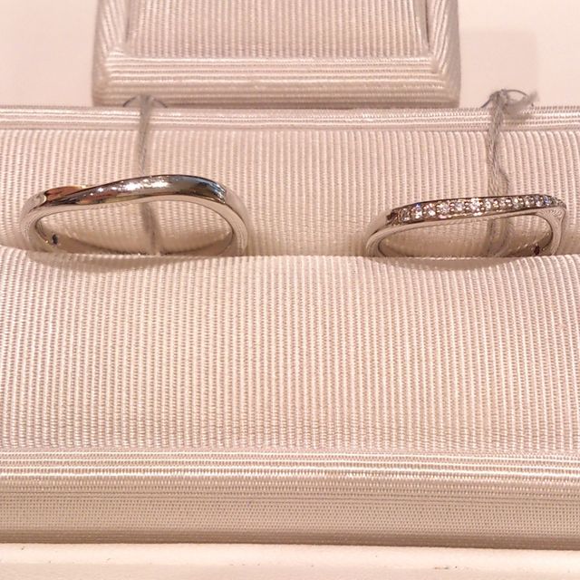 【festaria bijou SOPHIA(フェスタリア ビジュソフィア)の口コミ】 男女同じ形をしていて、女性用にはライン状にメレダイヤが入っています。
…