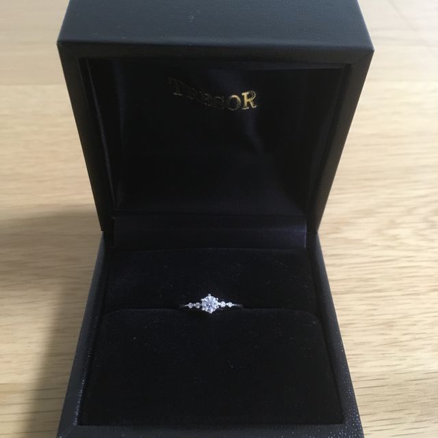 【TRESOR(トレゾア)の口コミ】 婚約指輪だけど何年たってもつけられるものがいい、と思い、色んな指輪を…