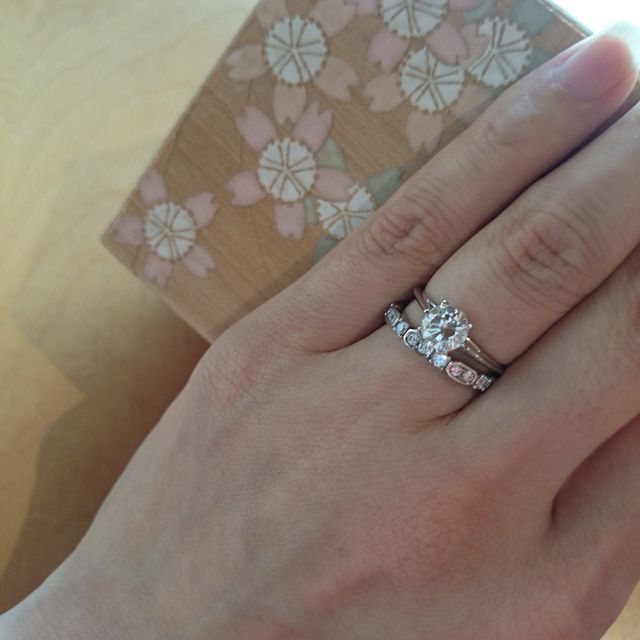 【CAFERING(カフェリング)の口コミ】 ネットで、華やかで少しこだわりのあるデザインを探していたところ、「グ…