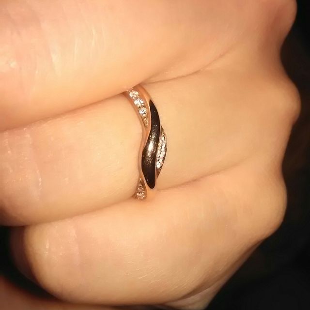 【AFFLUX(アフラックス)の口コミ】 ウェーブがかったデザインが可愛くて購入を決意しました。

中のダイヤモ…