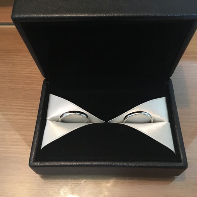 【エクセルコダイヤモンド(EXELCO DIAMOND)の口コミ】 s字に湾曲した形状、指輪の太さ、価格…全てが2人のイメージにぴっ…
