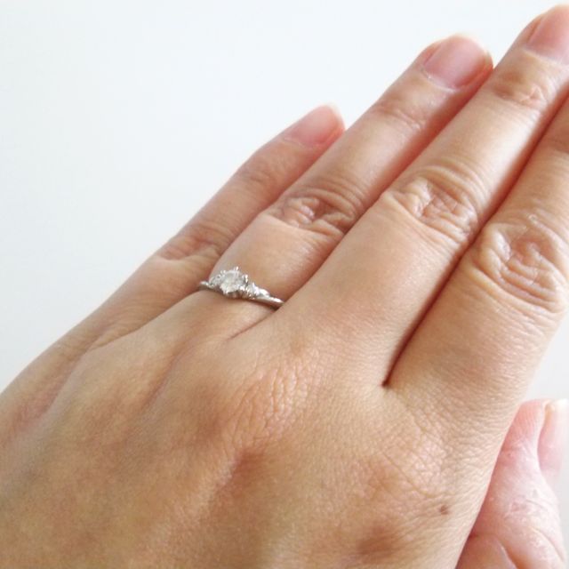 【COLANY(コラニー)の口コミ】 小さいながらもダイアに存在感があり、中央のダイアの両隣にも小さなダイ…