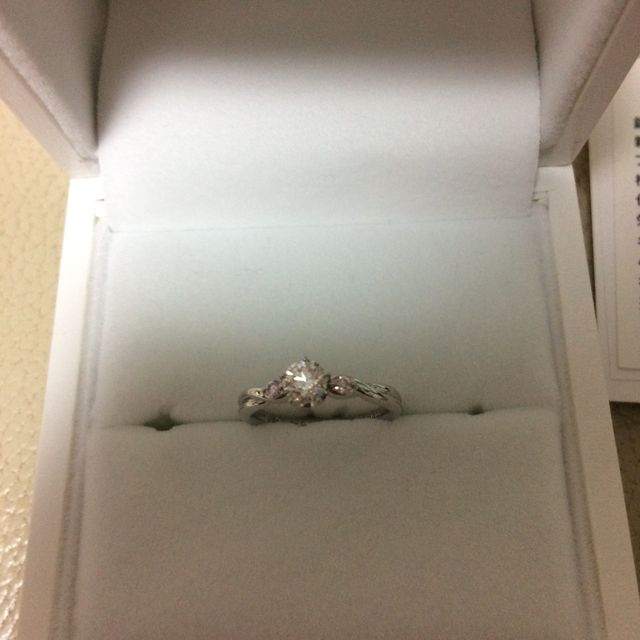 【ギンザタナカブライダル(GINZA TANAKA BRIDAL)の口コミ】 可愛い系が好みだったので、真ん中のダイヤだけではなく、両隣にピンクダ…