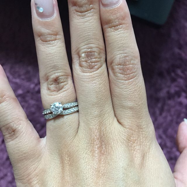 【ティファニー(Tiffany & Co.)の口コミ】 サプライズで頂いた婚約指輪と同じタイプ（中央にダイヤがないもの）があ…