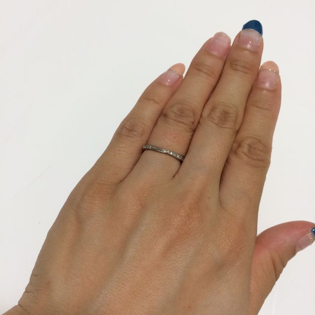 【アンジェリックフォセッテ(Angelique Fossette)の口コミ】 婚約指輪がとても好きだったので、同じブランドに即決しました。
デザイン…