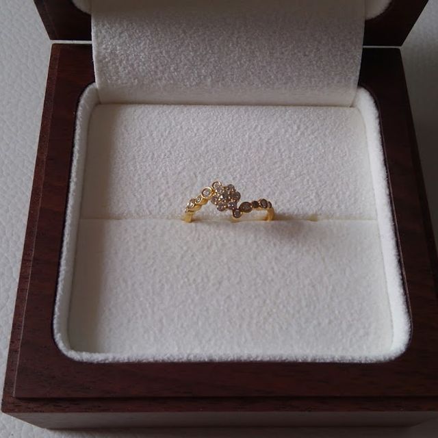 【Ponte Vecchio(ポンテヴェキオ)の口コミ】 特徴的な指輪が欲しかったので満足しています。
ダイヤ部分の凹凸が大きい…