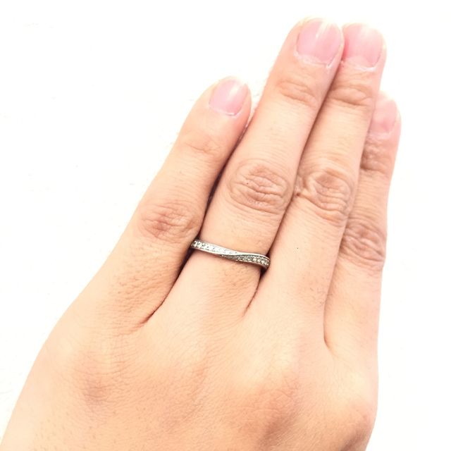 【4℃ BRIDAL(ヨンドシーブライダル)の口コミ】 おしゃれなデザインと小さなダイアがたくさんついているところに一目惚れ…