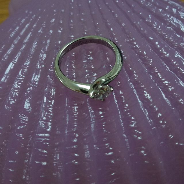 【銀座ダイヤモンドシライシの口コミ】 ゆりの花の形をモチーフにしていて可憐でかわいいところが気に入り、光の…