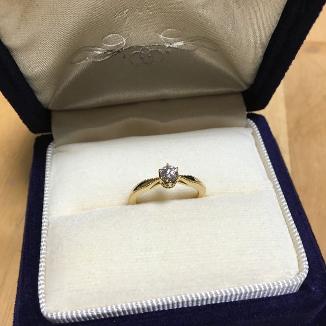 【agete(アガット)の口コミ】 婚約指輪はゴールドと決めていたので、こちらの店舗にしました。ゴールド…