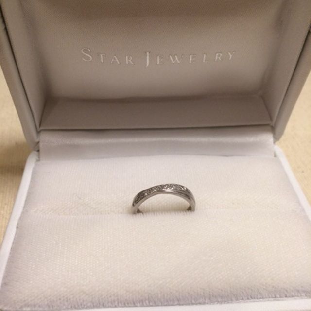 【STAR JEWELRY(スタージュエリー)の口コミ】 Vカットになっていて指が細く見えるところ。婚約指輪と一緒につけた時に隙…