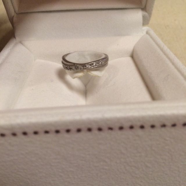 【STAR JEWELRY(スタージュエリー)の口コミ】 Vカットになっていて指が細く見えるところ。婚約指輪と一緒につけた時に隙…