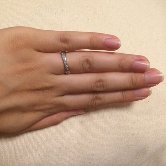 【STAR JEWELRY(スタージュエリー)の口コミ】 Vカットになっていて指が細く見えるところ。婚約指輪と一緒につけた時に隙…