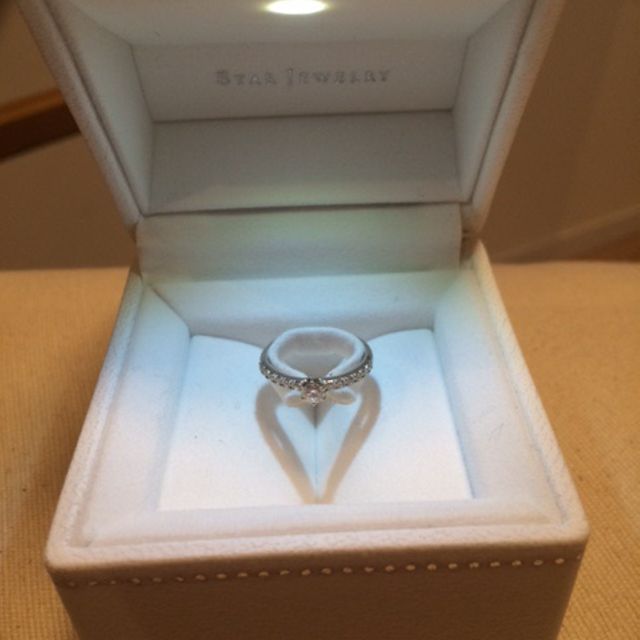 【STAR JEWELRY(スタージュエリー)の口コミ】 シンプルでどんなアクセサリーとも合うところ。ストレートなので結婚指輪…