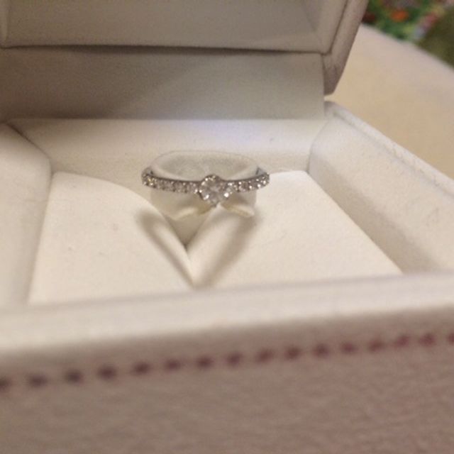 【STAR JEWELRY(スタージュエリー)の口コミ】 シンプルでどんなアクセサリーとも合うところ。ストレートなので結婚指輪…