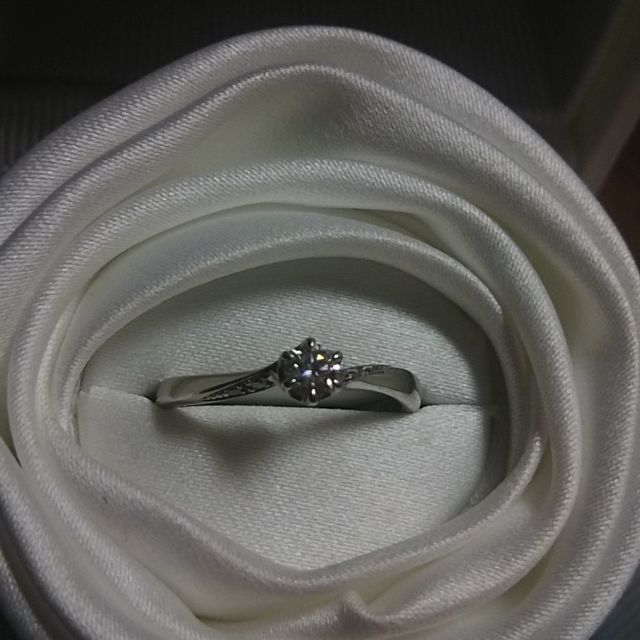 【4℃ BRIDAL(ヨンドシーブライダル)の口コミ】 指輪の決め手はデザインです。一目惚れです。中央には大きいダイヤ、左右…